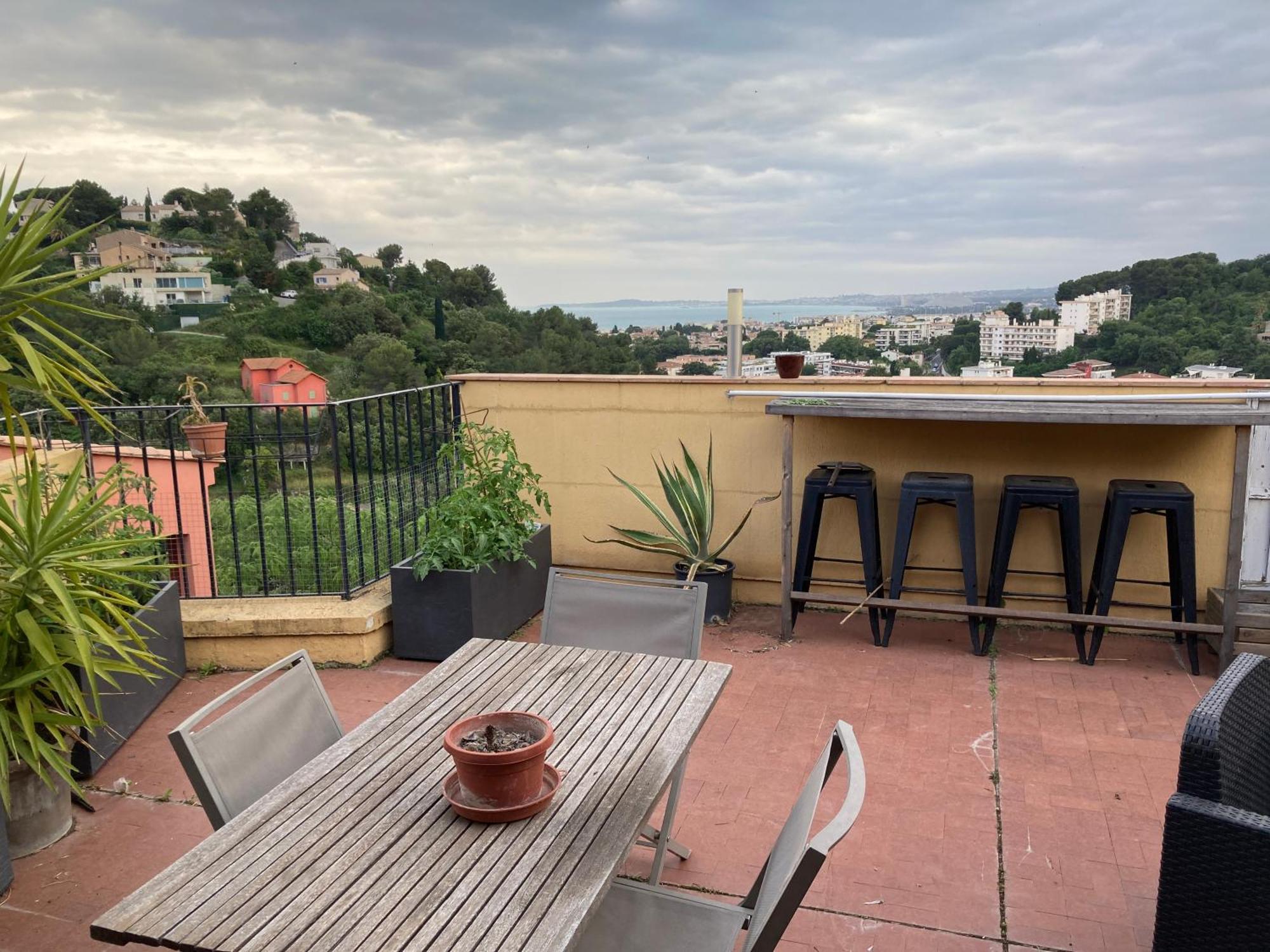 T2 Traversant Avec Une Grande Terrasse Et Piscine Cagnes-sur-Mer Luaran gambar